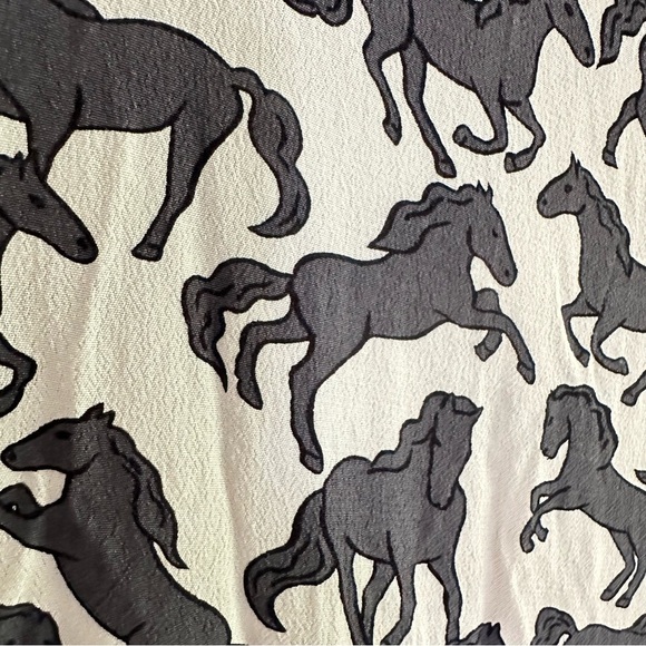 NWT H&M Short Sleeve Blouse With Black Horse Pattern Size 2 - Picture 3 of 7